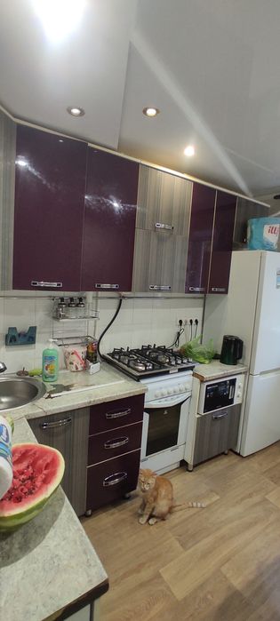 Кухоный гарнитур размер 295 на 150       .