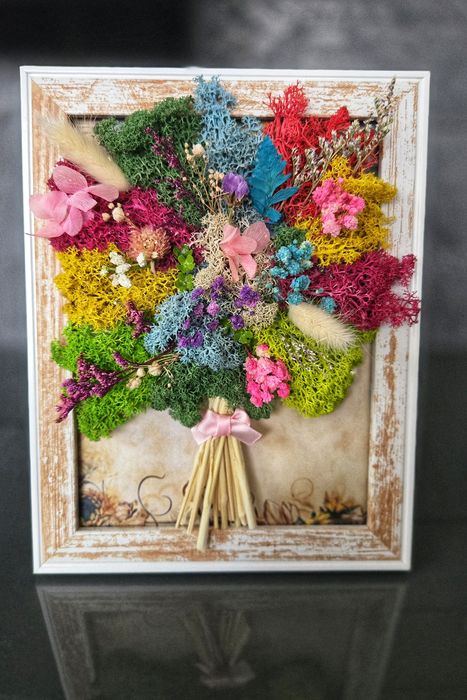 Красива картина букет за всеки повод декориран със скандинавски мъх