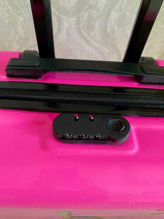 Продам чемодан для девочек