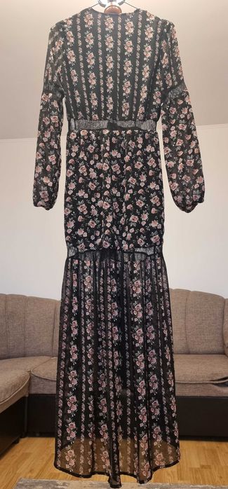 Rochie neagra cu flori si croi special