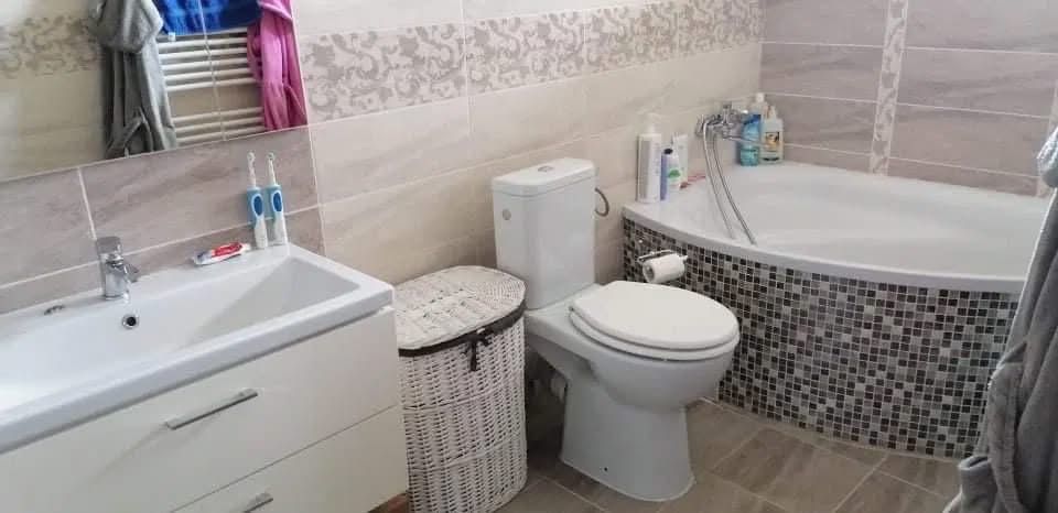 Închiriez apartament 2 camere + loc de parcare