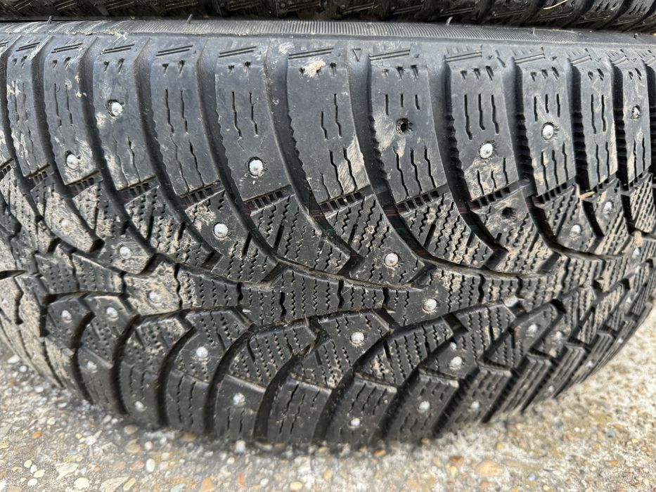 Set 4 Anvelope iarna cuie 215 50 R17 DOT 2021