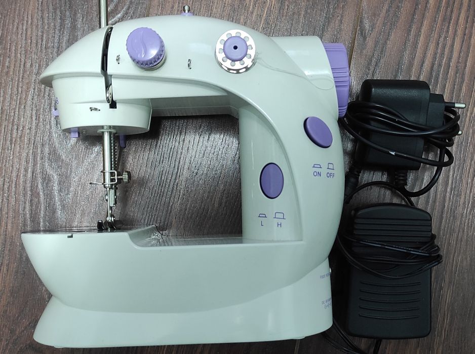 Портативная мини швейная машинка
