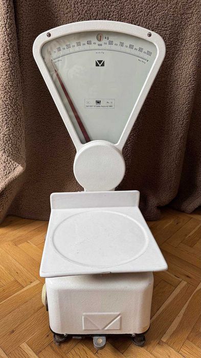 Търговска везна от времето на соца. Запазена и работеща.