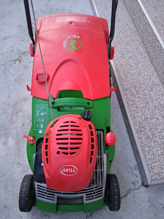 Vând mașină de tuns gazon pe benzină Brill .
