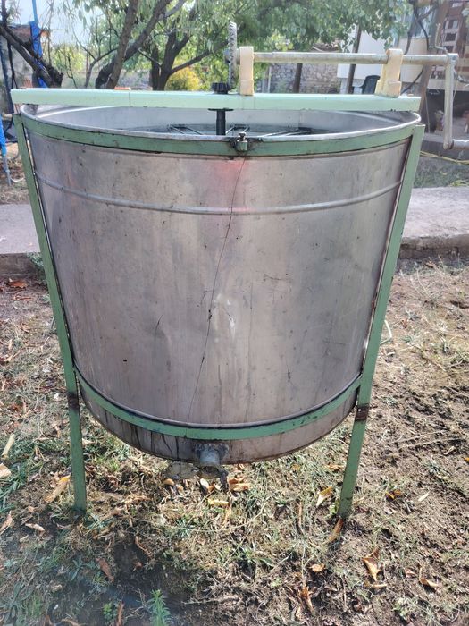 Центрофуга за мед. 12-рамкова неръждаема центрофуга за мед – ръчна, Тъ