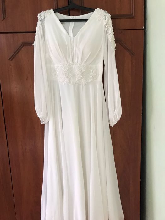 Ақ көйлек сатылады