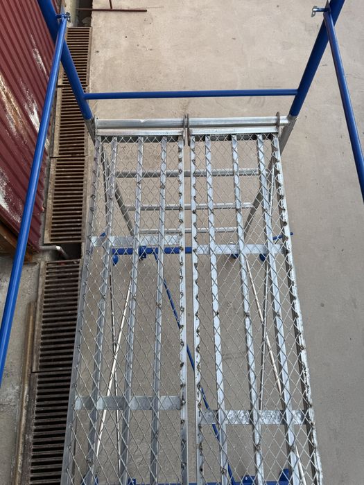 Оцинкованные строительные леса на колесах, с поддонами, ограждение