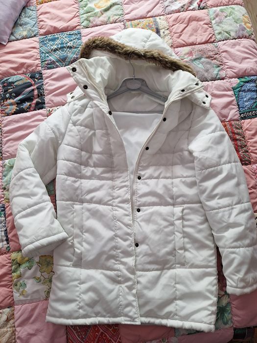 Бяло яке с качулка