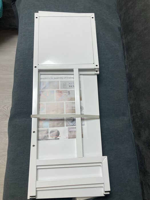 Сушилка за чинии над мивката,