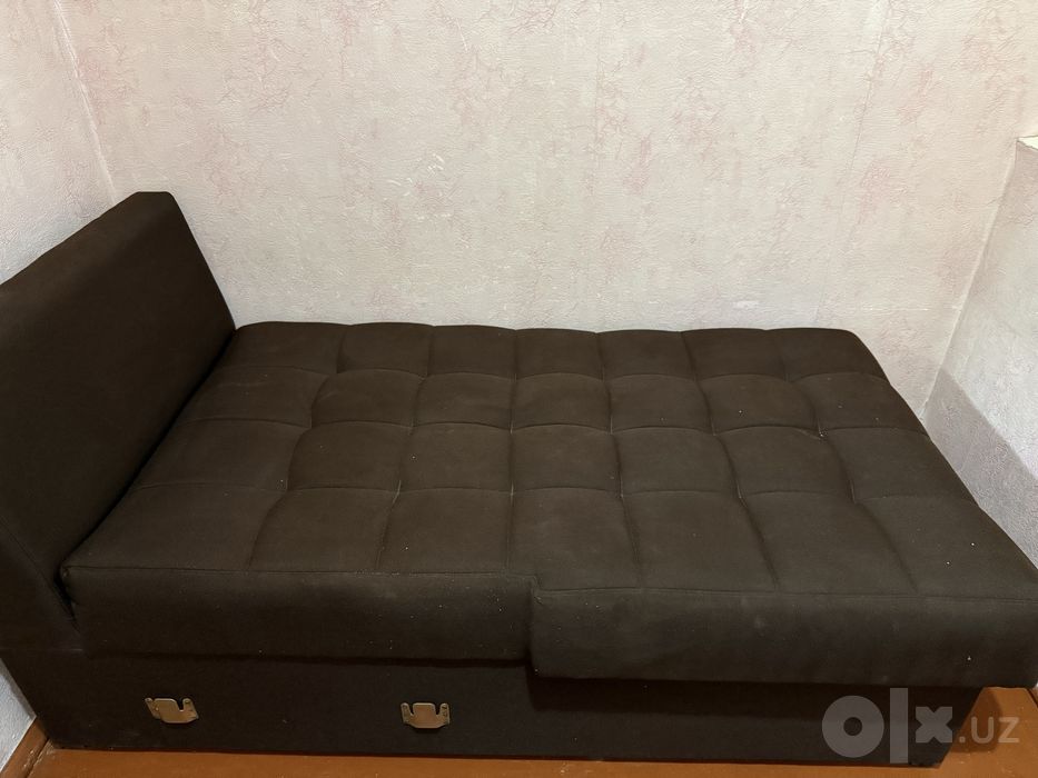 Продам диван требует химчистку или перетяжка обивки.