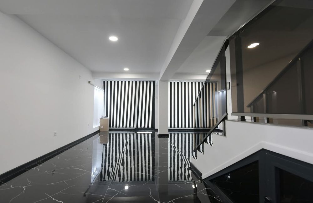 Отдава под наем търговска сграда в идеалния център на града