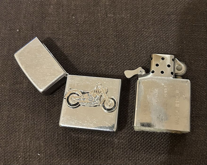 Vând brichetă originală Zippo din 1998