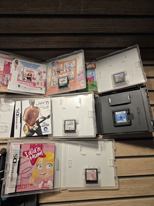 Consola Gaming de colectie Nintendo 3DS Original complet funcțional în stare foarte bună atât estetic cât și tehnic