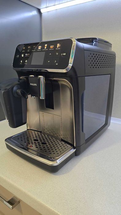 Philips LatteGo EP5447/90 – автоматична кафемашина, отлично състояние