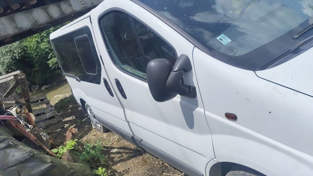 Dezmembrez /Vând Opel vivaro 1.9