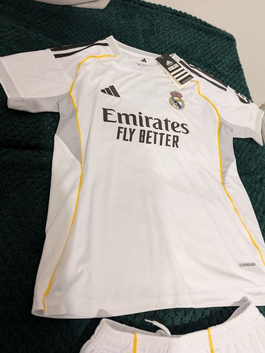 Echipament Adidas Real Madrid 25/26 Mbappe 10, mărimea 28 (12-14 ani)