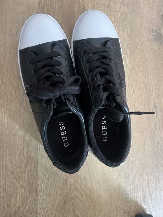 Нови обувки Guess