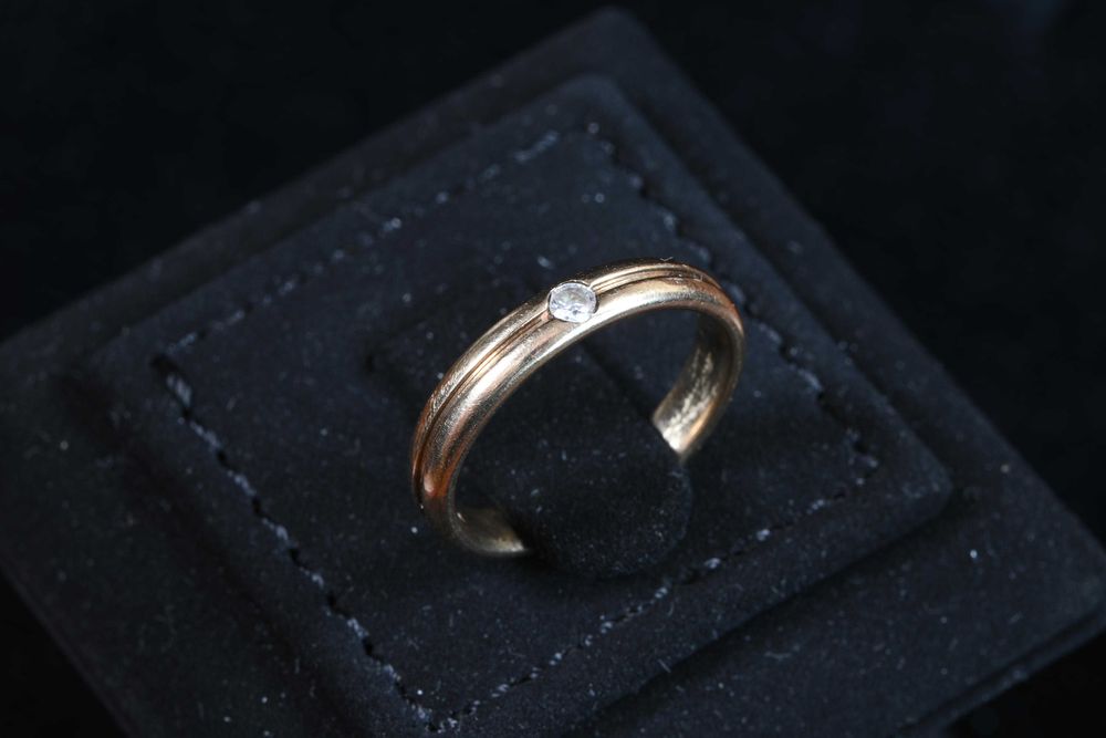 Златен Пръстен Халка Злато 375(9К) с диамант 0,08 карата. Размер 52