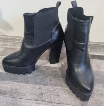 Дамски боти на ток