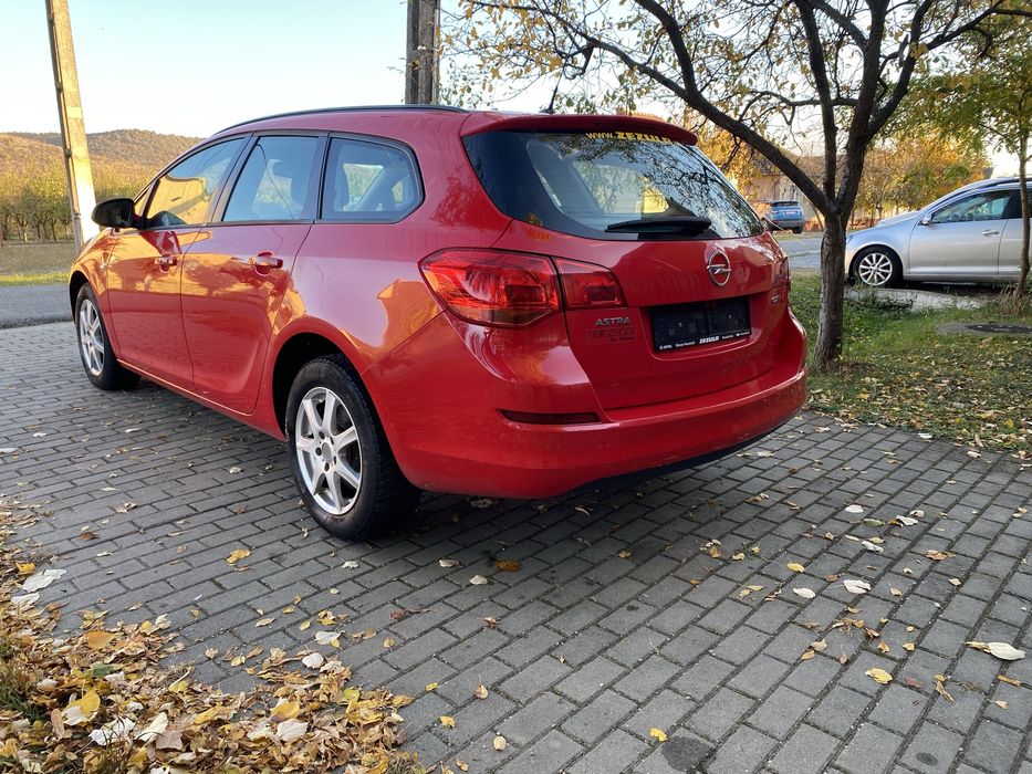 Opel astra j 1.7 eco dizel/ 2011 /pilot automat/dublu climatronic/cauciucuri iarna vara /