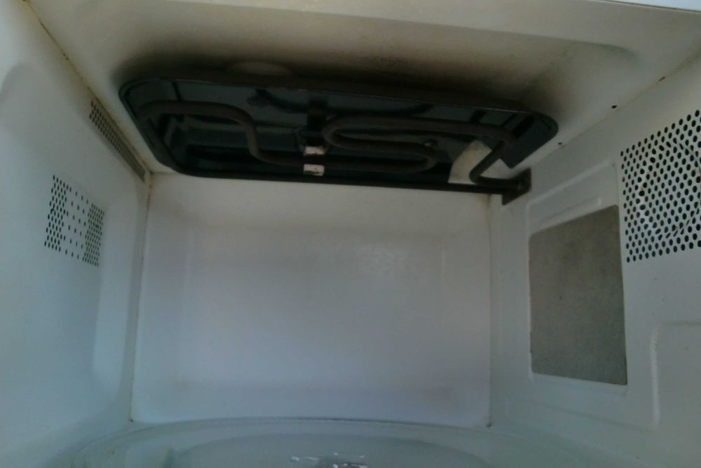 Микровълнова печка Midea MG820AOB с грил