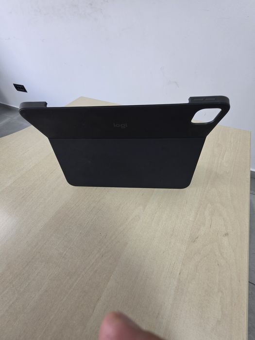 Logitech Combo Touch cu tastatură și track pad detasabile pentru iPad 11 PRO M4