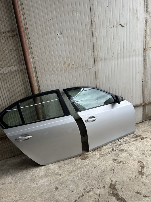 Portiera usa dreapta fata BMW Seria 5 E60 Portiera dreapta spate BMW seria 5 E60 gri metalizat