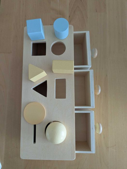 Монтесори кутия с топче и форми