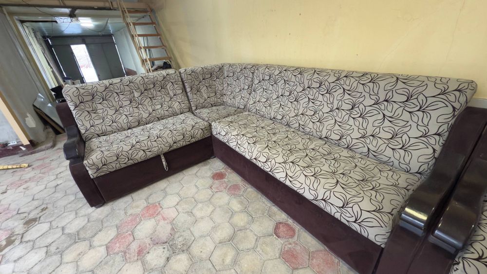 Угловой диван + кресло в отличном состоянии