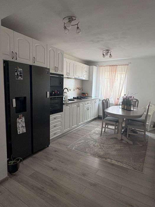 Ofer spre inchiriere apartament cu 3 camere (zona Morii)