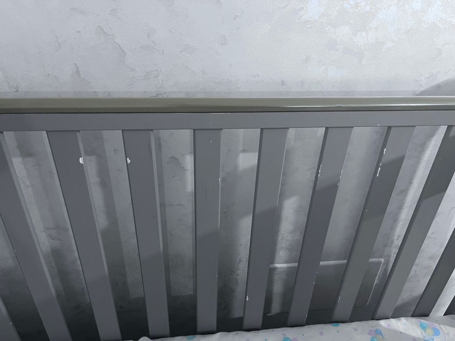 Pătuț culoarea grej, din lemn. Saltea 120x60cm