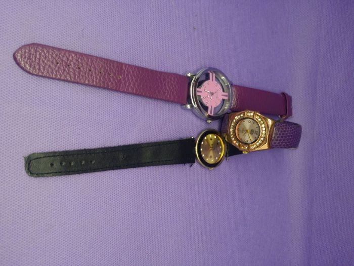 Продавам 3 броя кварцови часовника