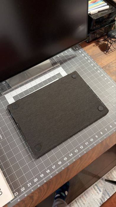 Твърд калъф Spigen Urban Fit за MacBook Pro 16" 2021-2025 + Подарък