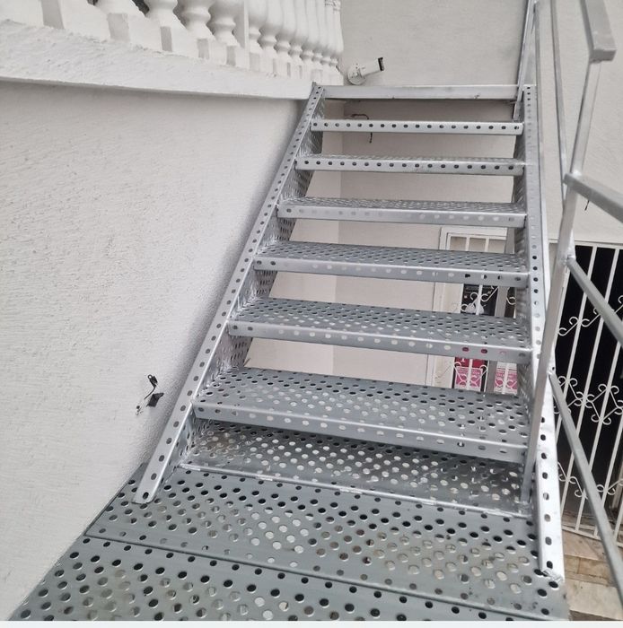 Scari metalice industriale 877