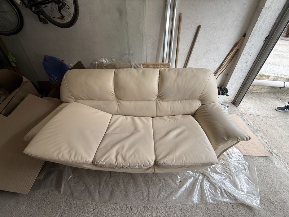 Продавам кожен диван с функция сън