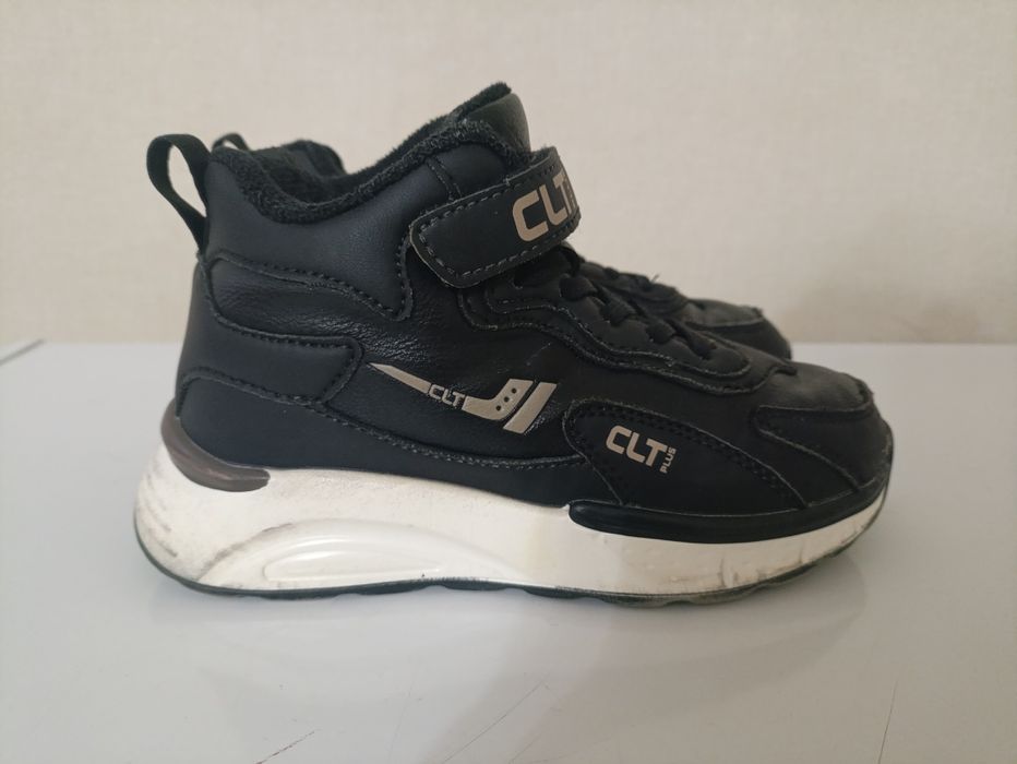 Продам детские кроссовки