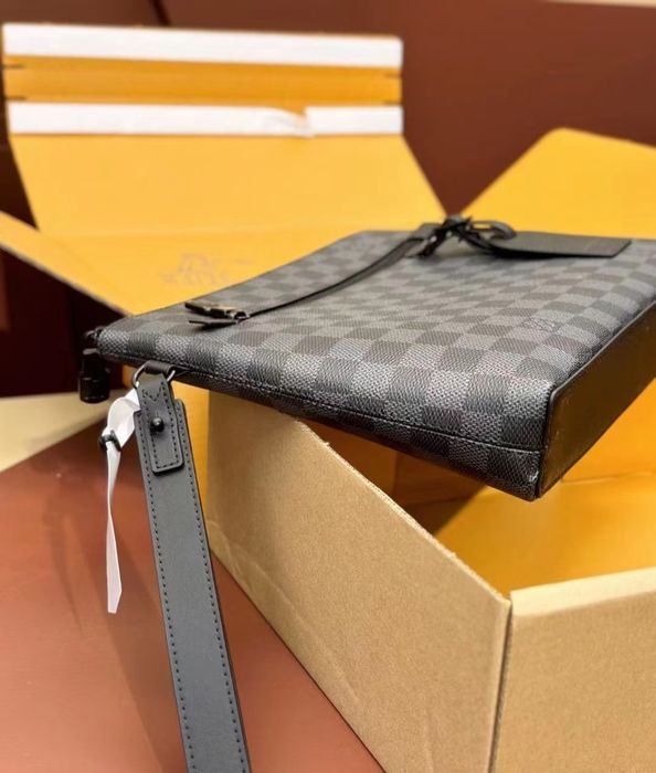 Чанта Louis Vuitton Takeoff Pouch