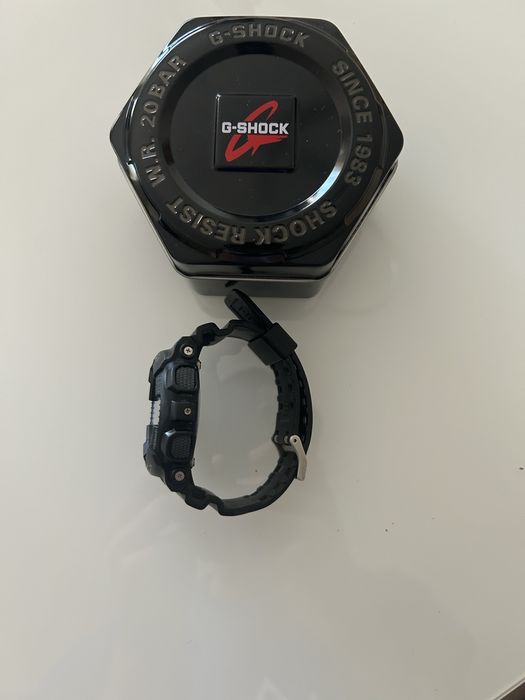 Часовник gshock GA-100-1A2ER