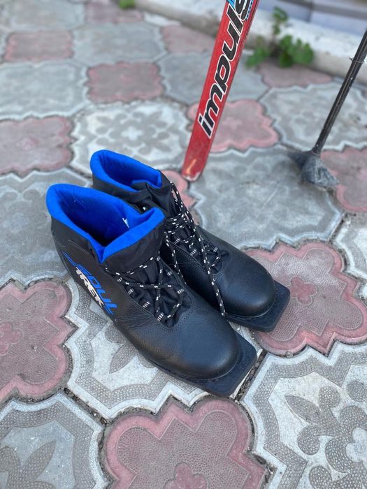 Продам лыжи ботинками и палками.