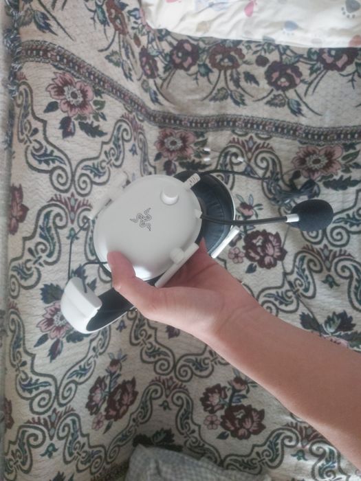 Продам наушники рейзер.