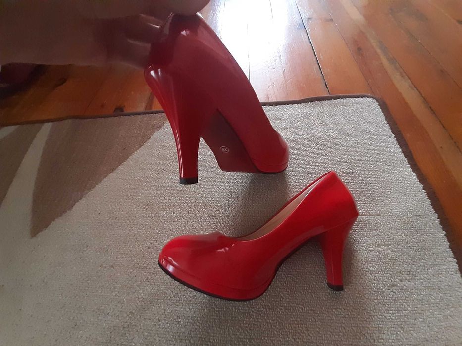 НОВИ! Червени лачени обувки на ток 38 номер
