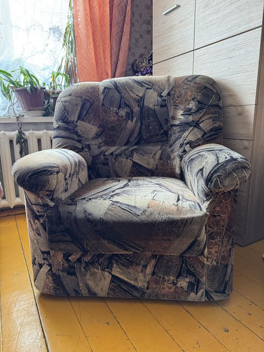 Диван и кресло отдам даром