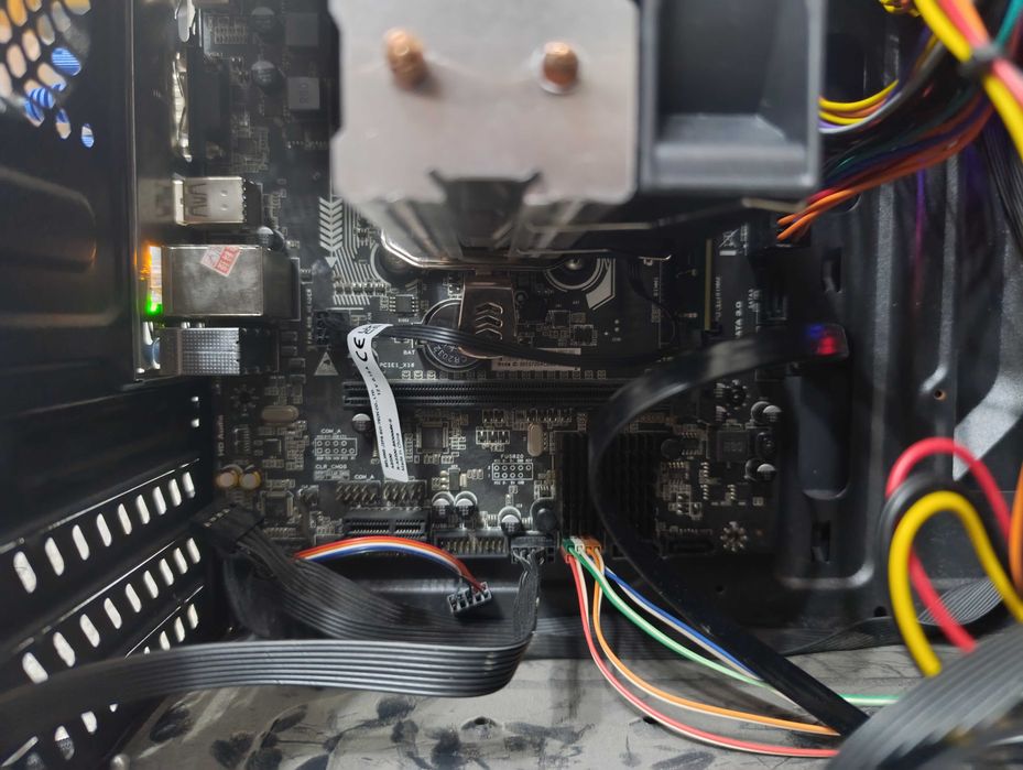 Продам системный блок ryzen 3 2200g