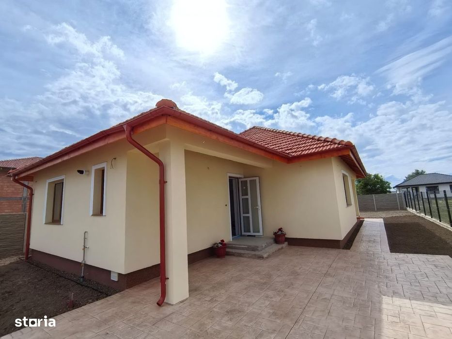 Casă nouă cu 3 camere,2 bai și curte privată imprejmuita si amenajata.