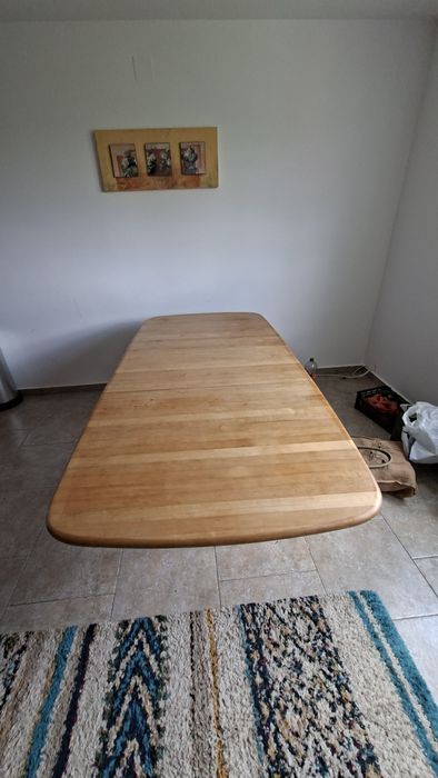 Masă  extensibilă de 4 la 6 persoane din lemn masiv.