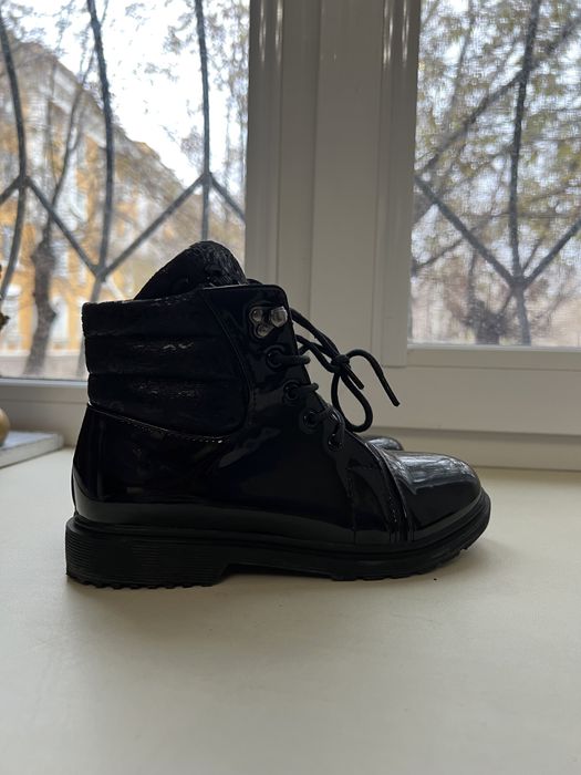 Лакированные полусапожки на девочку 33 размер.