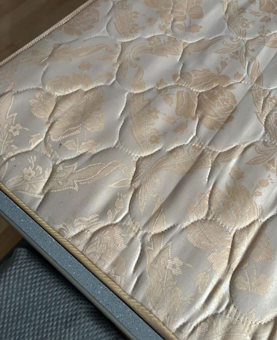 Продам кровать 1,5 на 2+ матрас.