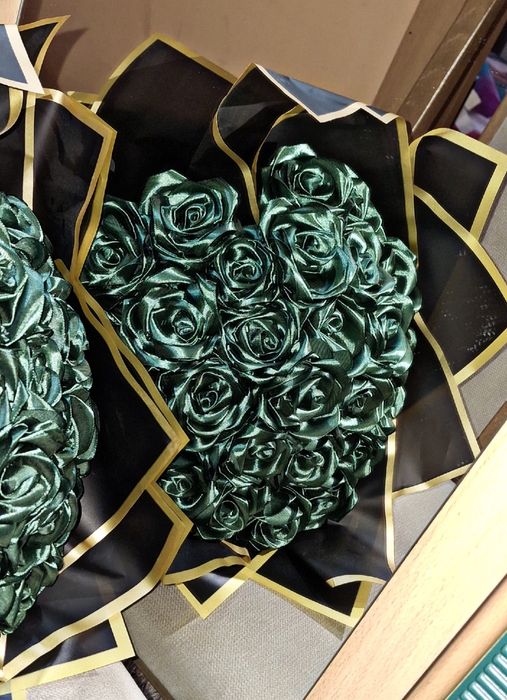 Buchet de 31 de trandafiri din satin realizat manual