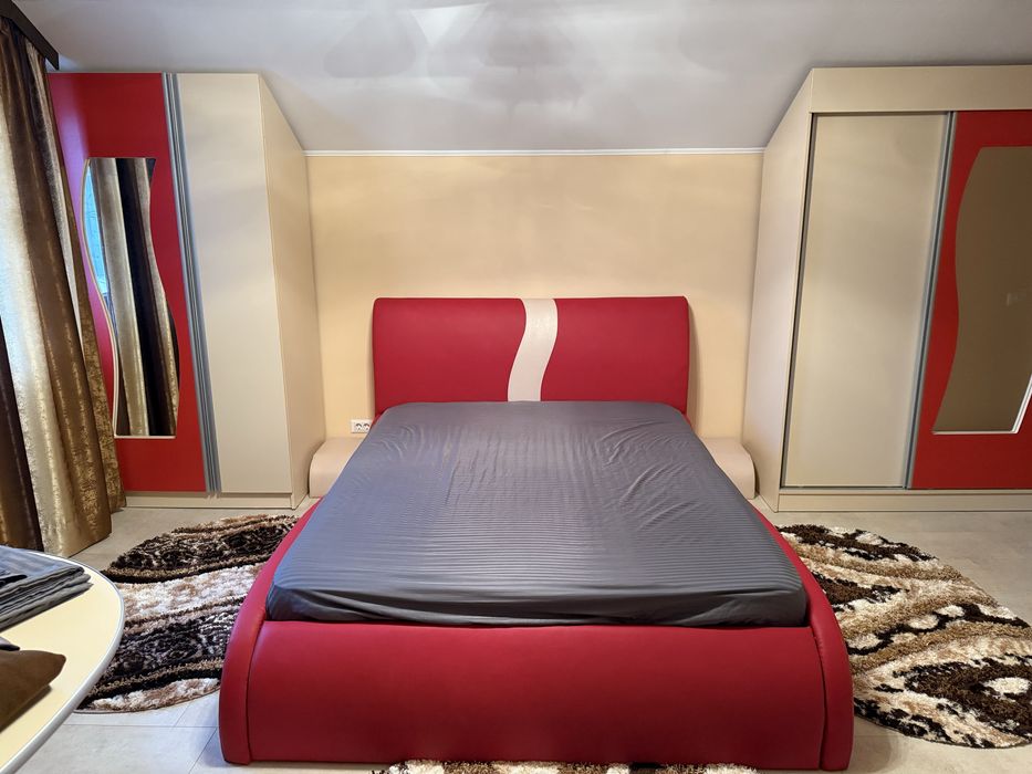 Pat + saltea și două șifoniere cu multe compartimente